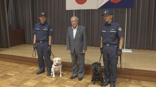 国内初の紙幣探知犬“カレンシードッグ”が鈴木財務大臣を表敬　現金のにおいのかぎ分けができるように訓練