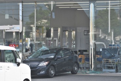 WECARS店舗に車突っ込む　商談中の女性けが　滋賀・守山