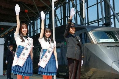 「日向坂46駅」で出発式　メンバーらが一日駅長に　宮崎