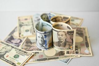 円は対ドルで142円台前半に上昇、雇用統計で米景気懸念－一時141円台