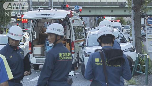 出動中の救急車と乗用車が衝突　2人けが　東京・足立区