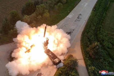 北朝鮮が新型ロケット砲発射台で実験　「全自動化」で島に命中