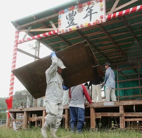 台風13号接近、沖縄各地で対策追われる　海や空の便の欠航やイベントの中止相次ぐ