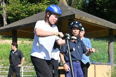 電動スケーター、安全運転を　三重県警が自治体職員らに研修会