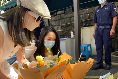 正門前に献花　中国・深圳の男児襲撃　対応に追われる日本人学校