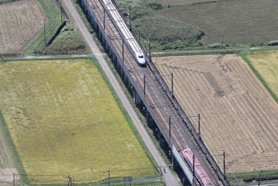 東北新幹線が全線で運転再開　連結分離し停車、自力走行で移動