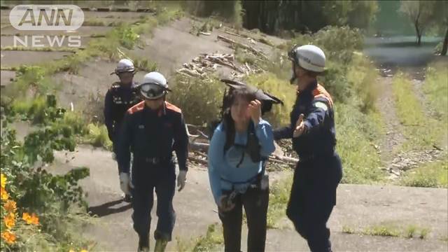 ヘリコプターで救助始まる　土砂崩れで200人孤立　静岡