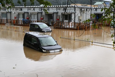 「家中雨漏り、戻ってきて!」　豪雨で足止め一夜、妻と連絡取れず