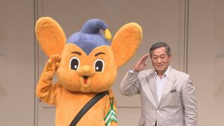 【松平健】　マツケンサンバ新作　「考えているみたい」　音楽隊の演奏にノリノリ