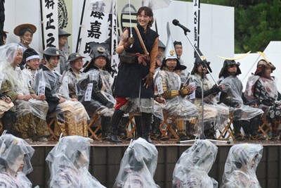 「会津まつり」に綾瀬はるかさん登場　あいにくの雨、会津弁で気遣い