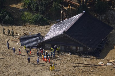 能登豪雨、発生2日　焦げ茶色の川　トンネルふさぐ土砂