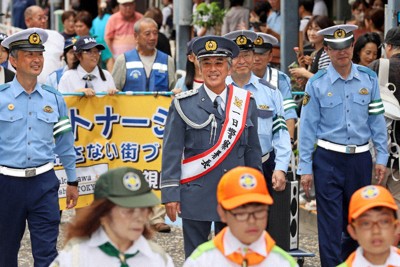 俳優の寺島進さん、地元で一日署長　パレードで交通安全呼びかけ