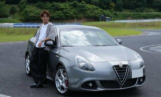 【みちょぱさん・夫】　大倉士門さん　愛車「アルファロメオ」とポーズ　「やっぱりうちの子が1番かっこいい。。♥」