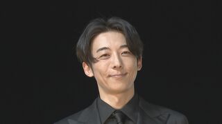 【高橋一生】　大井競馬場に「一生さ〜ん」の黄色い歓声響く　ファンに手を振り颯爽と登場