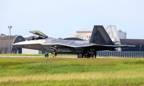 F22ステルス戦闘機が嘉手納基地に緊急着陸　隊員らが機体の後部下を点検