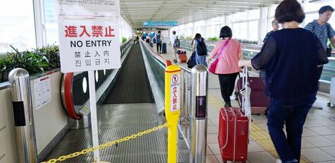 那覇空港向けの「下り」を撤去　モノレール駅と結ぶ動く歩道　沖縄県「上り」は修繕へ