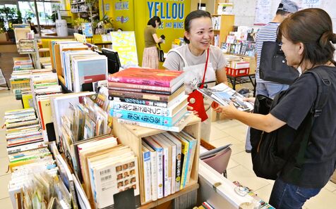 13店舗集い「久茂地ブックスクエア」　沖縄関連の古書や新刊本を販売　きょう10月6日まで那覇市タイムスビル　「さきがけ！歴男塾・賀数仁然さんトークイベントも