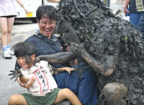 泥も幸せも分厚く塗りたくる　赤ちゃんには優しくペタペタ　来訪神パーントゥ、沖縄・宮古島に現わる【動画あり】