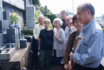 「向こうで喜んでいるだろう」　平和賞、被爆者の墓前に報告　長崎