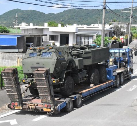 米海兵隊の高機動ロケット砲「ハイマース」　嘉手納基地から石垣空港に輸送　自衛隊・米軍が始める実動統合演習「キーン・ソード」を前に　演習反対の市民らが抗議