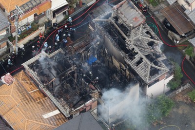 大阪・大東市で民家火災　焼け跡から1人の遺体