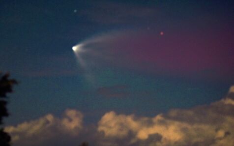 彗星を撮ろうとしたら…激しく光る物体、沖縄・石垣島の空を飛ぶ　赤く染まるロケット雲　天文台の元所長が撮影