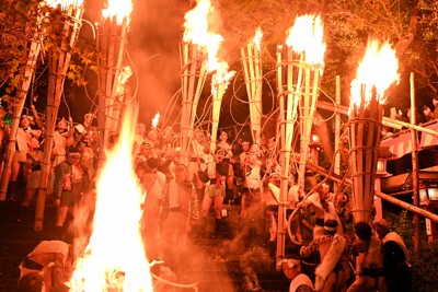 暗闇で燃え盛る炎、秋の夜空焦がす　「鞍馬の火祭」見物客を魅了