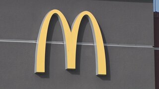 米マクドナルドで「クォーターパウンダー」の集団食中毒　ホワイトハウス報道官「事態を非常に深刻に受け止めている」