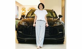 【高嶋ちさ子】　英国・高級車　アストンマーティンと２ショット　ディーラーアンバサダーに就任