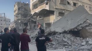 イスラエル軍　パレスチナ自治区ガザ北部で住宅空爆　少なくとも77人死亡、建物には多くの避難民が滞在　死者はさらに増えるおそれ