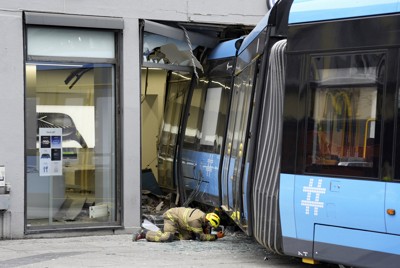 ノルウェー・オスロで路面電車がパソコン店に突っ込む　4人けが