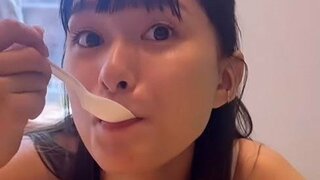 【芳根京子】ハワイで「食べて食べて」インスタグラムに食べまくり動画投稿