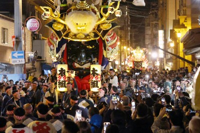 佐賀・唐津くんち開幕　「エンヤ」「ヨイサ」曳山14台勇壮に