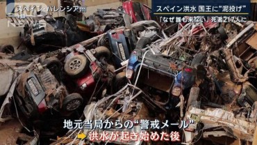 「なぜ誰も来ない」スペイン国王に“泥投げ”　洪水による死者217人に