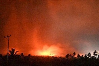 インドネシア・フロレス島で噴火、10人死亡　1万人超が被災