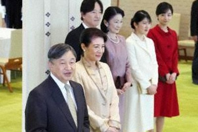 両陛下、文化勲章受章者らと懇談　愛子さまや秋篠宮ご夫妻も同席