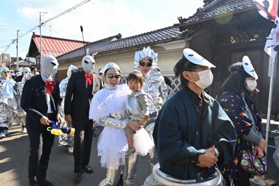 「UFOの里」で宇宙人仮装パレード　 地球人も盛り上げ　福島