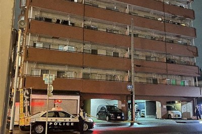 マンションで刺された女性が死亡　容疑者は逃走中　大阪・東住吉区