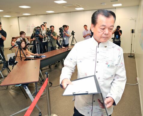 南城市長「あの人には答えられない」　強制わいせつ容疑での書類送検受けた会見で　沖縄のマスコミ労組など抗議「質問拒否は不誠実」