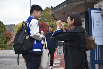 韓国で大学入試　過酷な受験戦争、ボランティアがバイクで送迎も