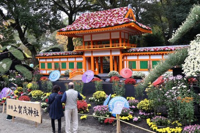 菊で楼門再現　紫式部ゆかり京都・上賀茂神社テーマ、華やかに　静岡