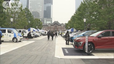 カーボンニュートラル促進へ　東京駅丸の内口に輸入EVなどズラリ