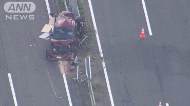 大型トラックが乗用車に追突　車大破…女性が意識不明　広島市