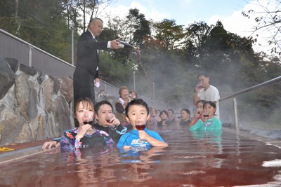 ボージョレ・ヌーボー風呂、箱根で解禁　新酒注がれた露天風呂で乾杯