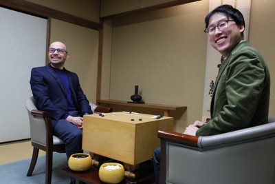 AI開発でノーベル賞のハサビス氏、日本棋院を訪問　井山王座と対局