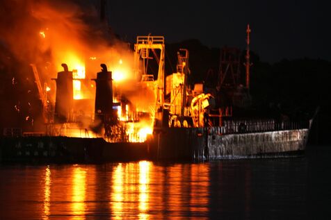 高く上がる火柱、停泊船で火災発生　沖縄・今帰仁村の羽地内海　人的被害は確認されず