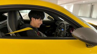 【大石昌良】「車検の代車が」真っ黄色のポルシェ・ケイマン「わろてる」自身の車はポルシェ・マカン