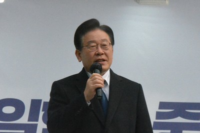 韓国の最大野党代表「即時退任か弾劾しかない」　大統領談話受け