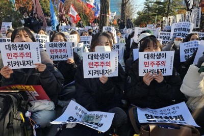 「尹大統領の弾劾を」　訴追案巡り、韓国国会前で10万人がデモ