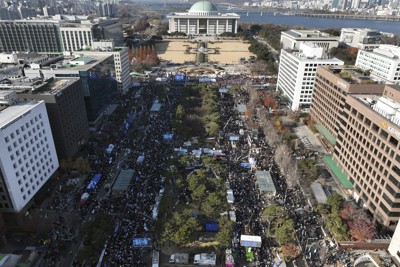 「内乱首謀者は退陣を」　弾劾訴追案採決、賛成派が大規模集会　韓国